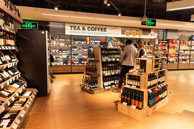 进口超市酒类购物 图片来源:摄图网-500180191